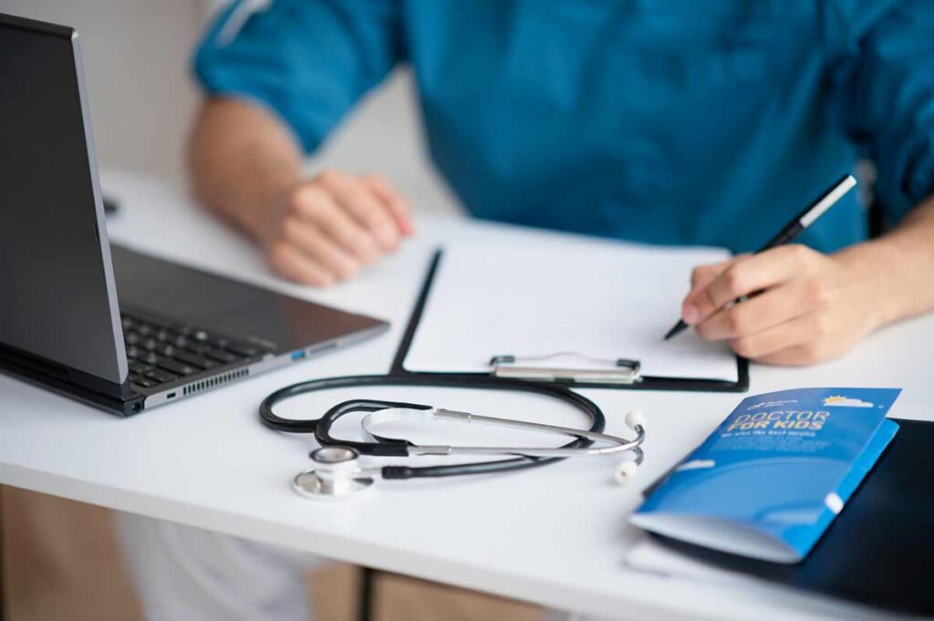 Santa Casa de Juiz de Fora abre vaga para médico 1 medico freepik