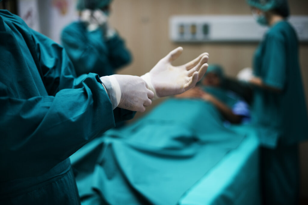 RioSaúde abre concurso com salários de até R$ 8,3 mil 1 medicos-se-preparando-para-uma-operacao
