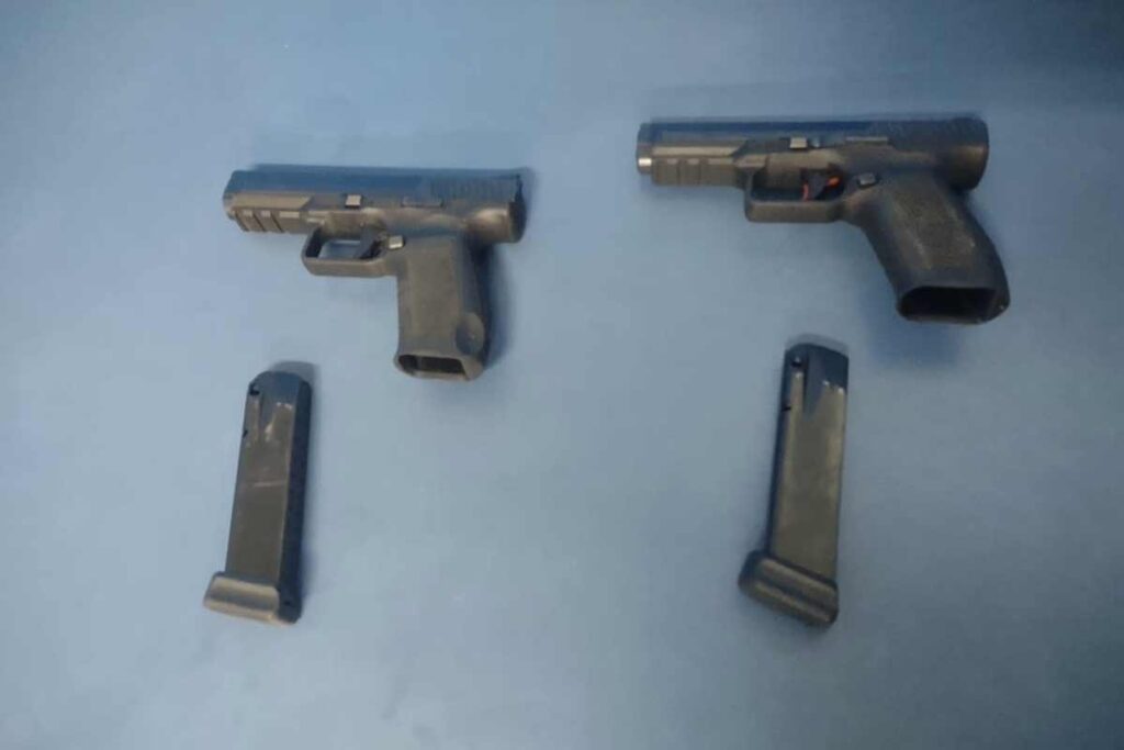 Com destino a JF, jovem é presa ao tentar embarcar com pistolas em rodoviária no Rio 1 pistola tratada