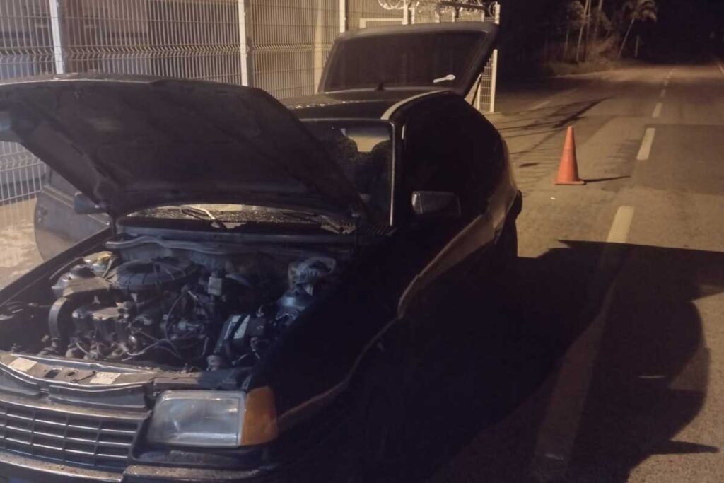 Suspeito se esconde em motel para fugir da polícia 1 veiculo apreendido motel divulgacao PMR
