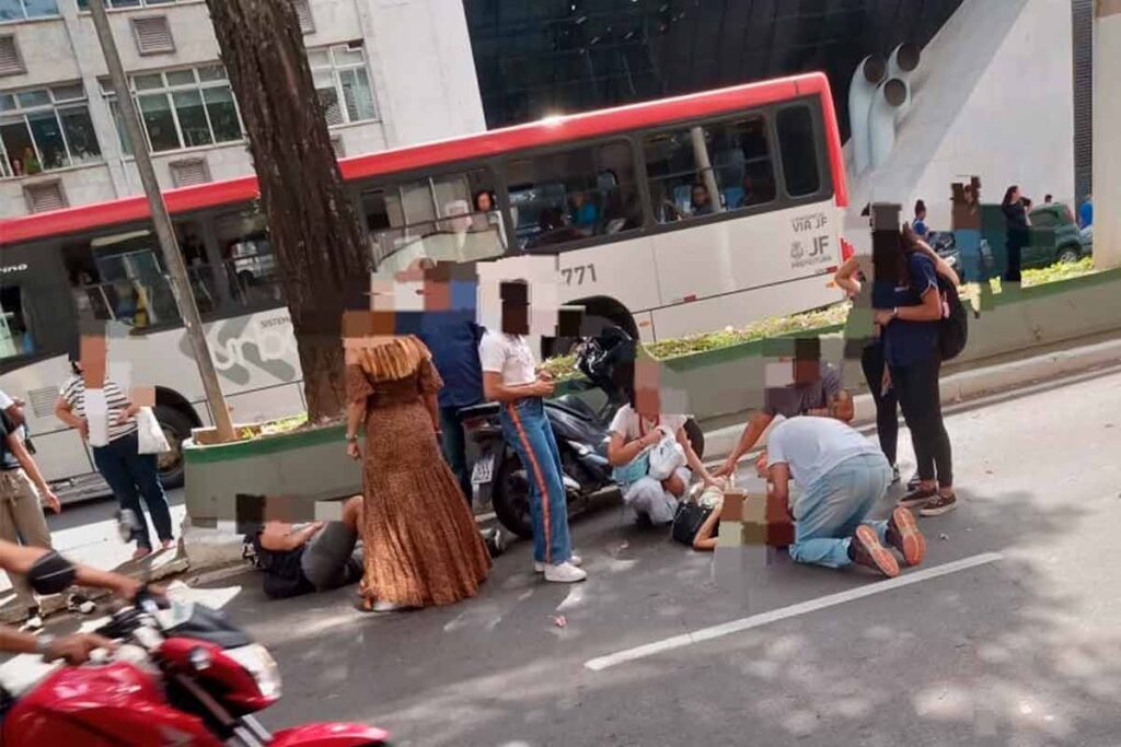 Duas pedestres são atropeladas por moto no Centro 1 Atropelamento por moto Divulgacao redes sociais