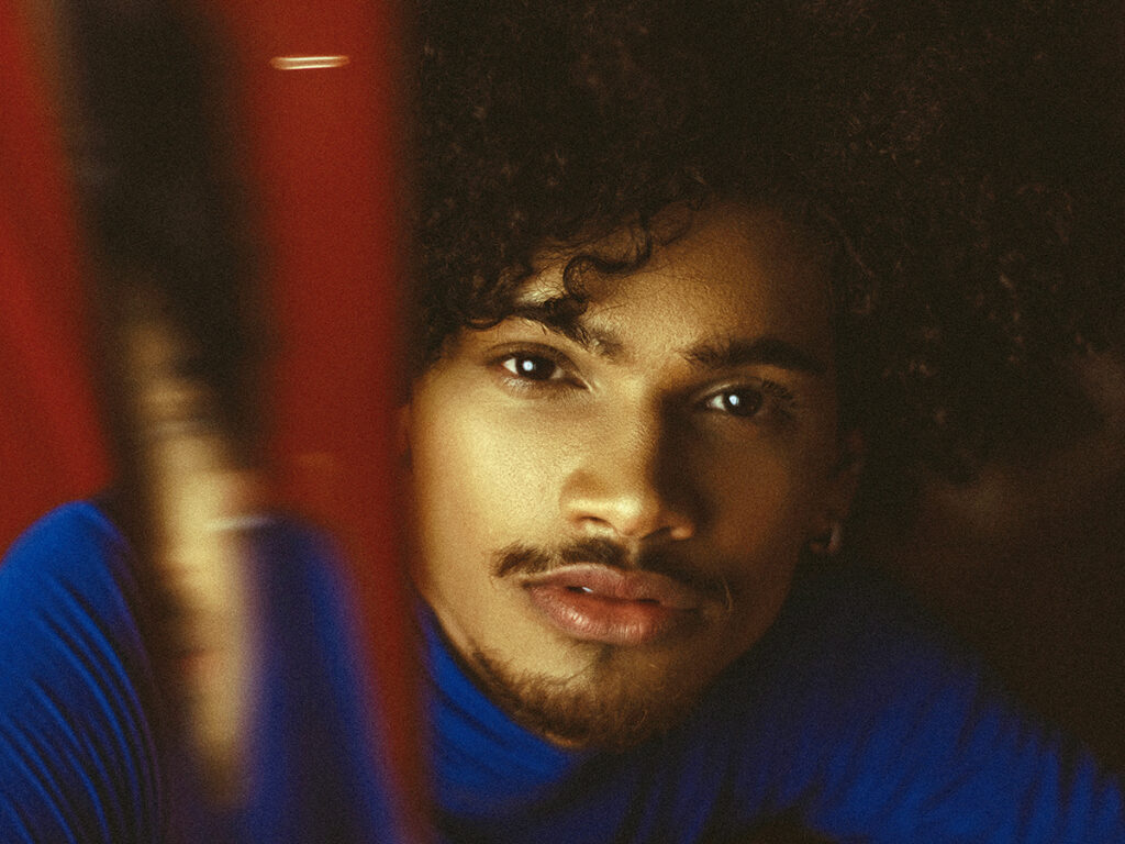 ‘Atravessado por várias camadas’: conheça César, artista independente 2 CESAR MarcelaCalixto 02