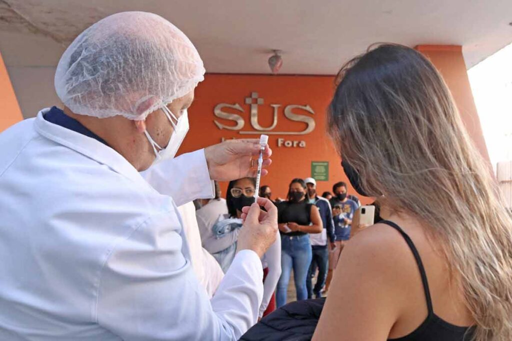 Vacina contra a Covid-19 será incluída no programa nacional 1 COVID leonardo costa