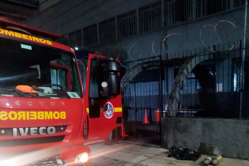 Detentos ganham saída temporária após incêndio na Casa do Albergado 1 Casa do Albergado é atingida por incêndio nesta madrugada