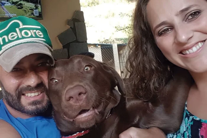 Juiz de Fora tem serviço funerário para pets 1 FUNERARIOS DE ANIMAIS DESTACADA Wellington e Clarissa com Zabarrufa Arquivo pessoal 3.jpg