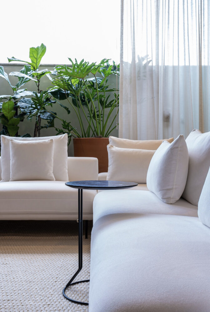Ambiente Saibro: Minas adentro 1 Objeto de desejo: sofá em tecido de linho com design moderno que traz conforto para as salas de estar