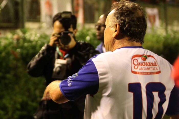 Tribuna rememora histórias dos 35 anos do Estádio Mário Helênio 2 Leonardo Costa fotografando Zico Luis Carlos Duarte