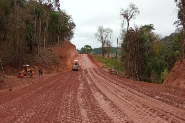 Obras avançam na MG-280, entre Paula Cândido e Divinésia, na Zona da Mata 1 Pavimentação da rodovia é considerada um marco e a realização de um sonho dos moradores da região