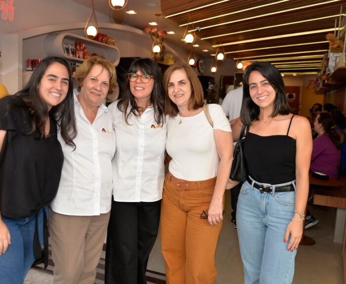 Coluna Cesar Romero - 20 e 21 de outubro de 2023 1 Pipita Nova 155 Lara Monica Carolina Maria de Lourdes e Paula Bastos com corte