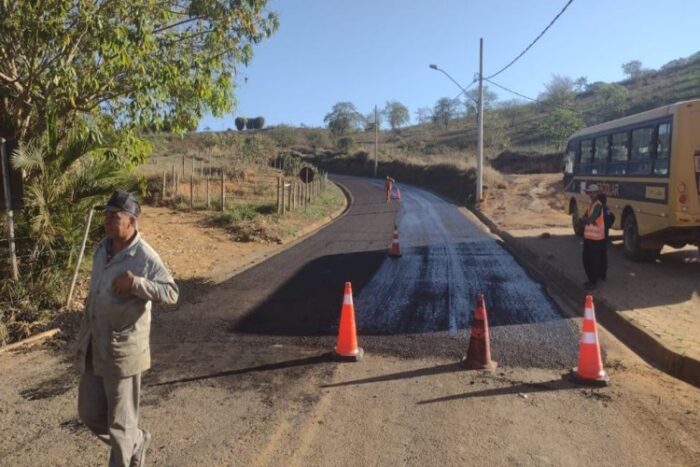 Obras do Provias chegam a mais duas rodovias da Zona da Mata 1 As equipes já executaram mais de 40% das intervenções previstas e se concentram, no momento, nas primeiras etapas da obra que incluem remendo profundo, reciclagem do pavimento e reperfilamento em pontos de maior desgaste, que tem o objetivo de nivelar o pavimento.