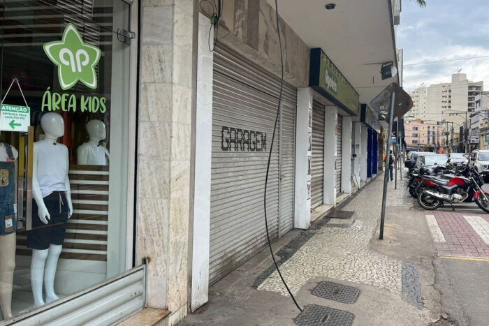 Fiação solta na altura dos pedestres gera riscos 1 fiação solta na rua são mateus