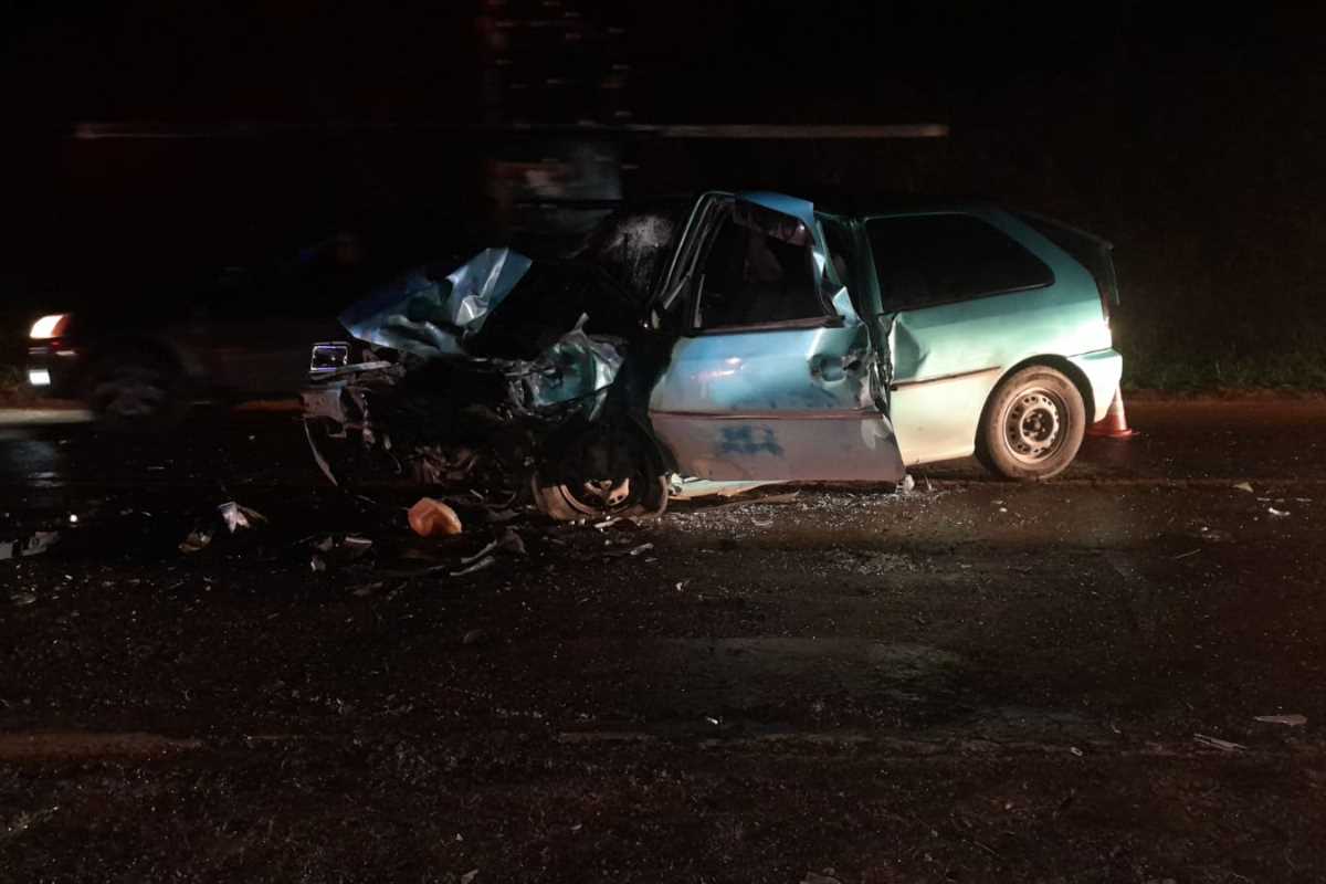 Colisão entre viatura da Polícia Civil e carro de passeio deixa feridos na BR-267 2 Viatura da Polícia Civil colide com carro de passeio e deixa feridos na BR-267