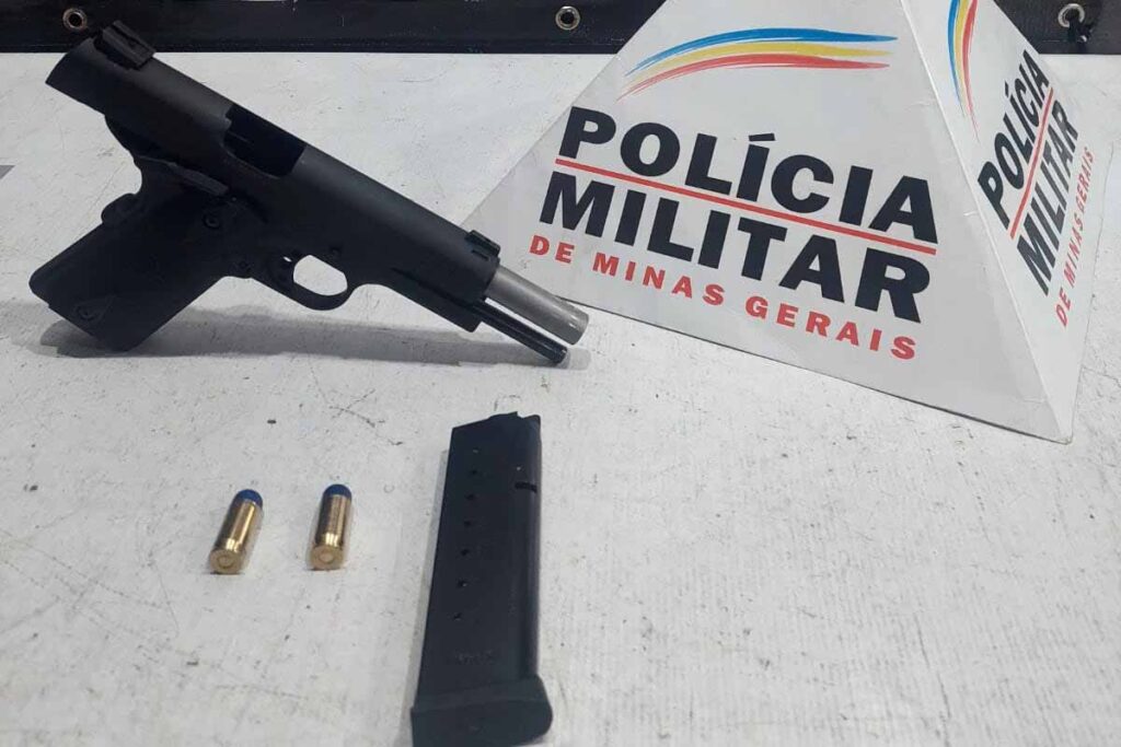 Motorista é preso por suspeita de ameaçar motociclista com arma em briga de trânsito 1 arma acidente parque guarani divulgacao PM