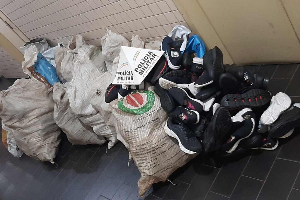 Homem é preso por furto de carga tombada em Leopoldina 2 carga saqueada Alem Paraiba 2 Divulgacao PM