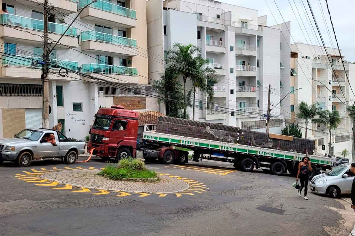 Trânsito é liberado no Estrela Sul após carreta obstruir via 2 Carreta causa interdição no trânsito do Estrela Sul