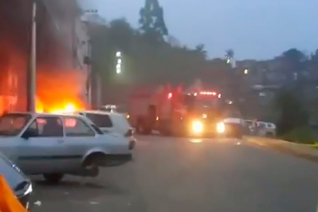 Veículo pega fogo em estacionamento de prédio na Zona Norte 1 carro fogo parque das aguas reproducao redes sociais