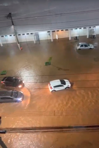Com 33 ocorrências por causa da tempestade, JF tem mais da metade das chuvas previstas para outubro 2 chuvas Av dos Andradas foto contribuicao do leitor