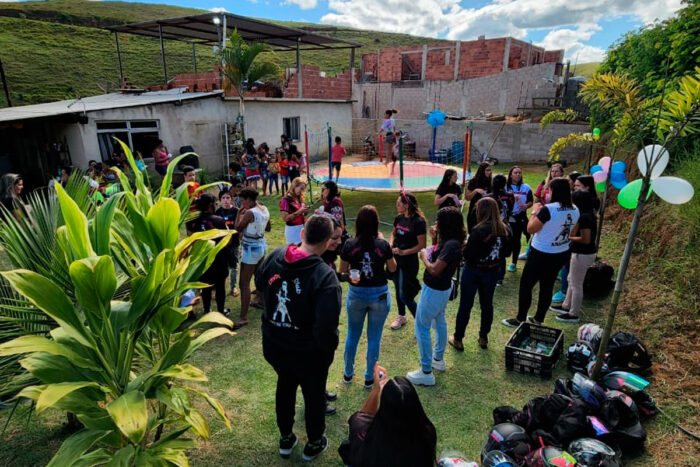 Instituições promovem arrecadações para o Dia das Crianças 1 crianças com as invocadas