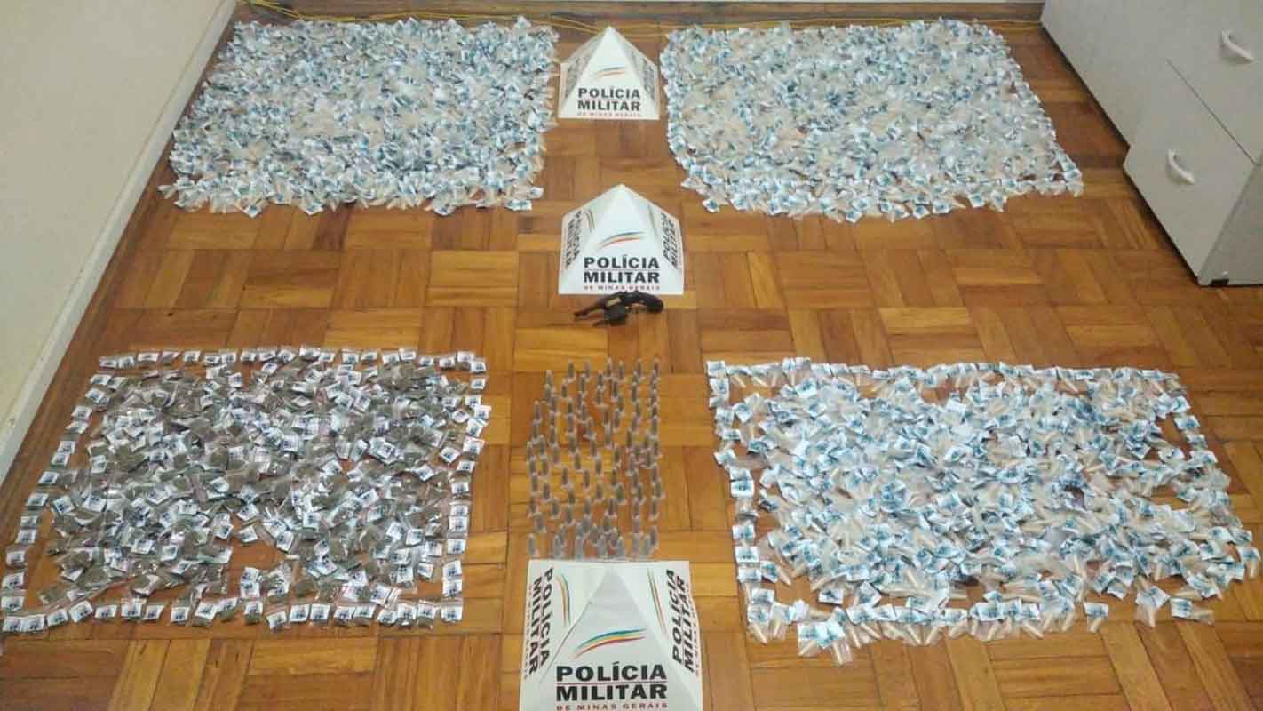 Táxi com mais de 2.600 pinos de cocaína e maconha é abordado em viagem de JF a Andrelândia 1 Táxi com mais de 2.600 pinos de cocaína e maconha é abordado em viagem de JF a Andrelândia