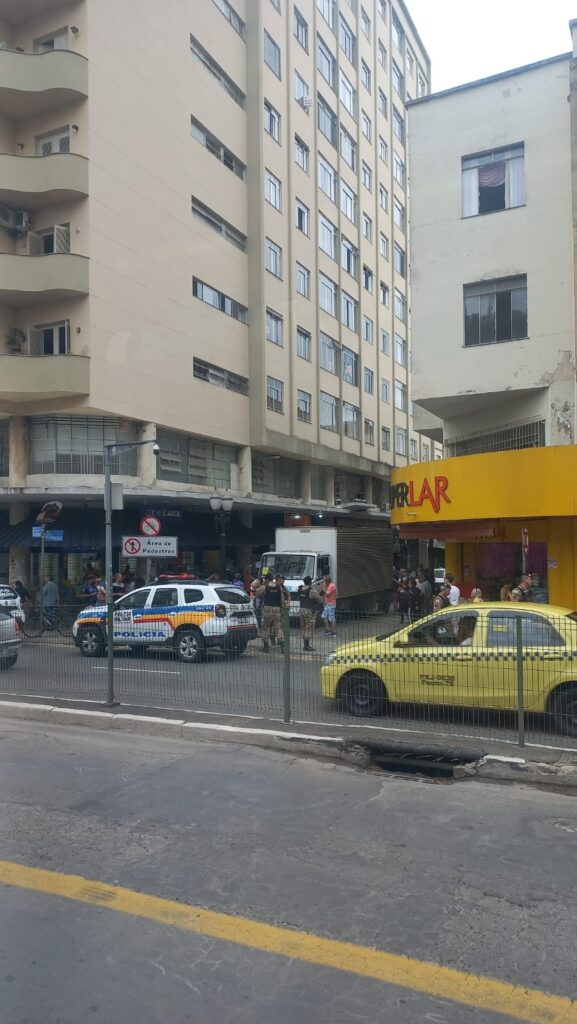 Fiscalização da PJF apreende barraca que colaborava com comércio irregular 1 fiscalizacao comercio irregular pjf foto tribuna