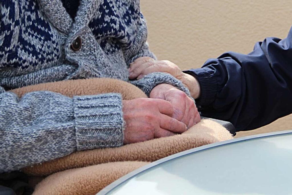 Cuidados paliativos buscam bem-estar para pacientes com doenças que abreviam a vida 2 idoso cuidado freepik