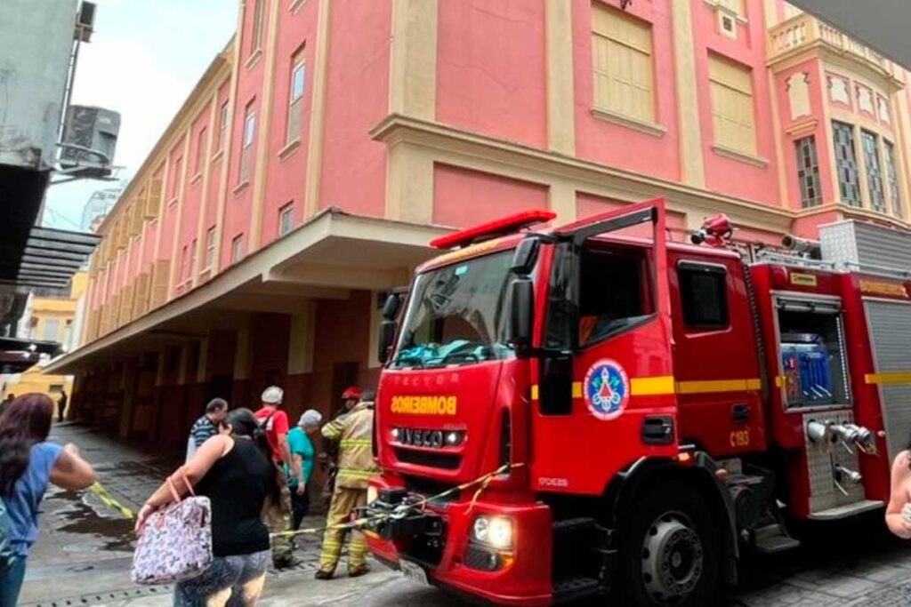 Incêndio atinge parte elétrica do Cine-Theatro Central; veja vídeo 4 incendio cine theatro central foto pamela costa