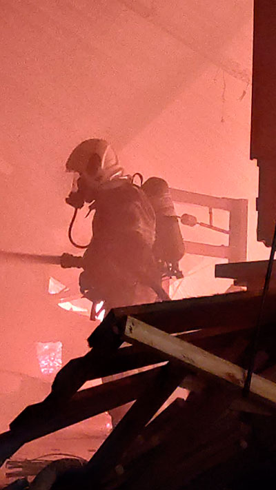 Incêndio atinge fábrica de estofados em Ubá 2 incendio fabrica estofados uba foto bombeiros 2