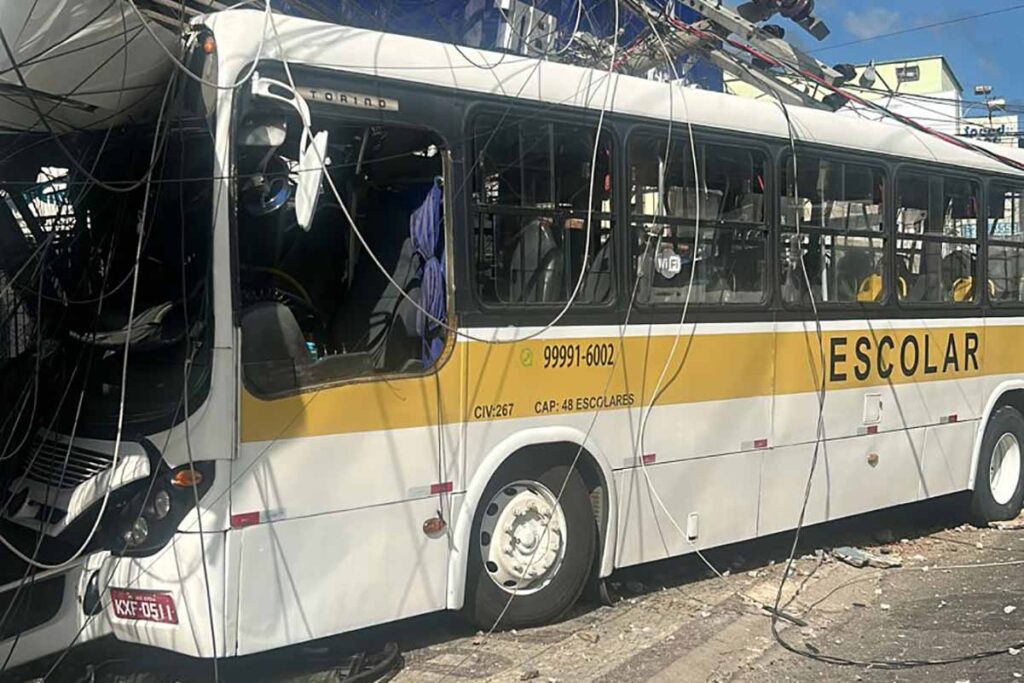 Motorista de ônibus escolar acidentado encontra-se estável 1 motorista ônibus escolar acidente jk foto bombeiros