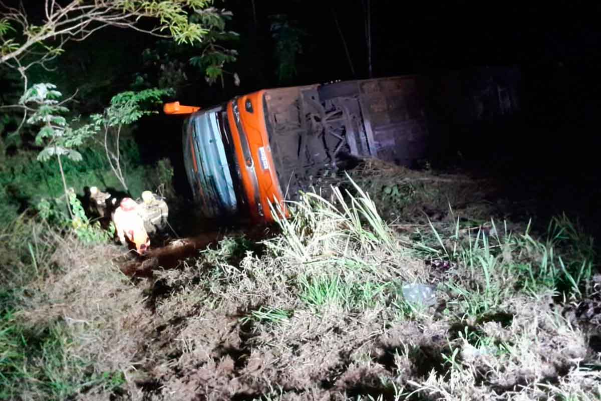 Ônibus cai de ribanceira e deixa pelo menos 40 pessoas feridas na BR-040 1 Ônibus cai de ribanceira e deixa pelo menos 40 pessoas feridas na BR-040