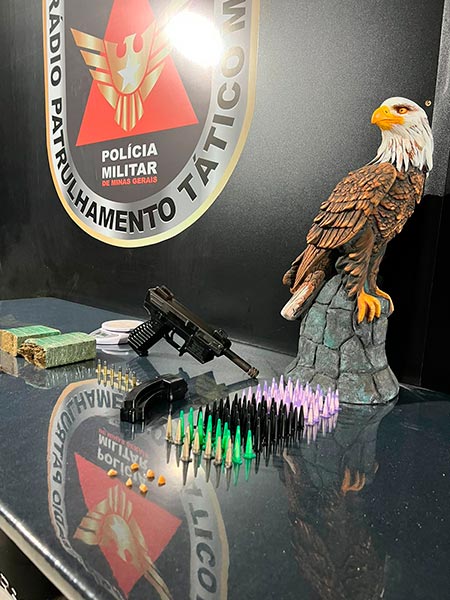 Trio é preso com submetralhadora em Juiz de Fora 2 Trio é preso com submetralhadora em Juiz de Fora