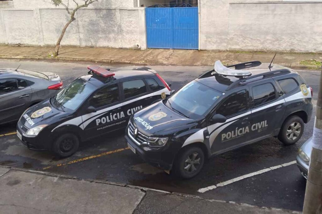 Homem é preso sob suspeita de esfaquear 27 vezes ex-companheira 1 viaturas policia civil divulgacao