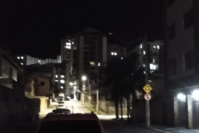 Poste queimado deixa moradores inseguros no São Mateus 1 vu dia 19 de out