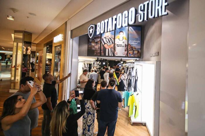 Desempenho das equipes de futebol movimenta o consumo de artigos esportivos em JF 1 BOTAFOGO BARRA STORE Arthur Barreto Botafogo