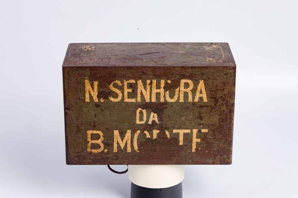 Museu de Sant’Ana, em Tiradentes, recebe a exposição 'Deus lhe pague' 2 Caixa Esmoleira sec xix sao joao del rey MG RafaelMotta
