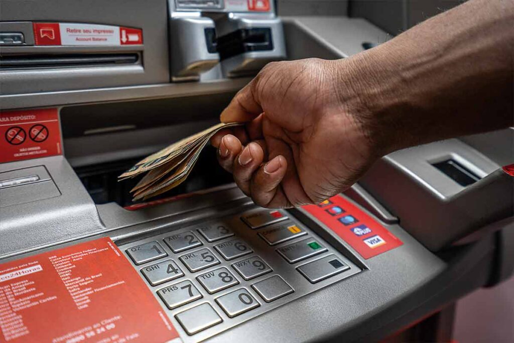 Bancos não abrem em 1º de maio; saiba como pagar contas que vencem no feriado