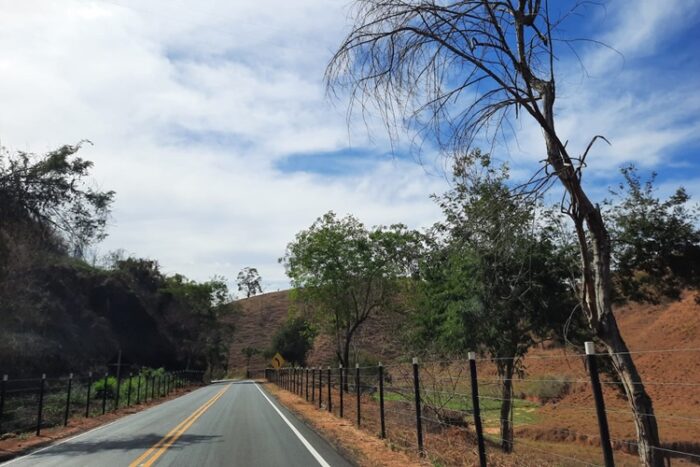 Governo de Minas já concluiu maior parte das obras rodoviárias próximas à divisa com o Espírito Santo 2 Dos sete trechos contemplados pelo pacote de obras na região, seis já foram finalizados