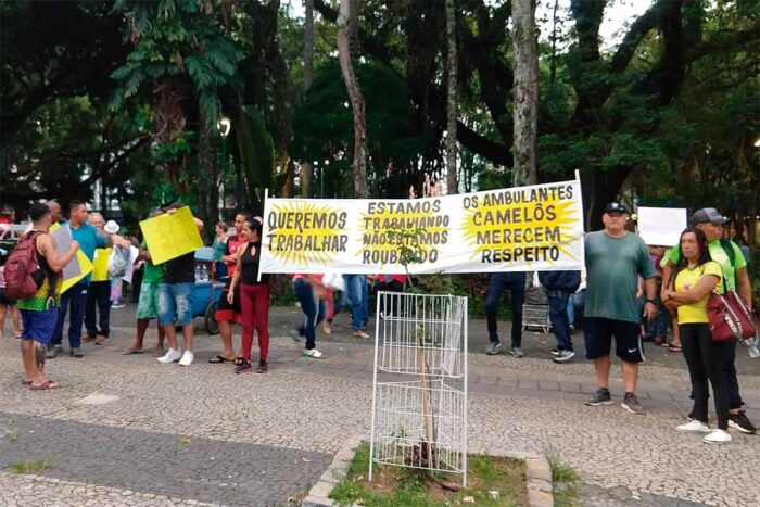Ambulantes protestam em frente à Câmara 1 FOTOLEGENDA CAMELOS Leticya Bernadete