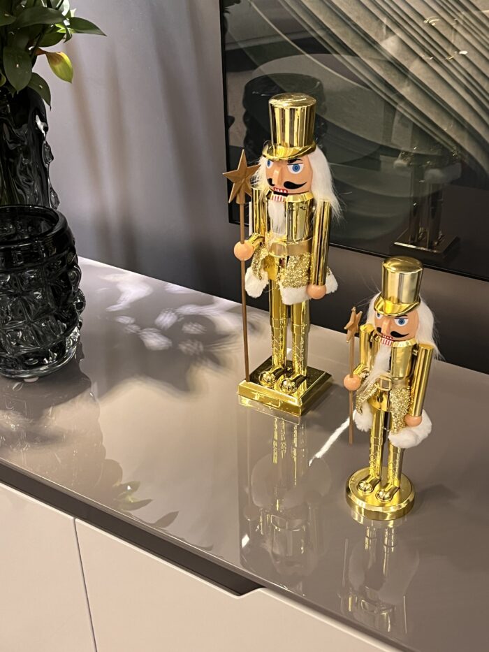 Casa Arrumada em ritmo de Natal 11 Soldado Quebra Nozes em dourado com design moderno