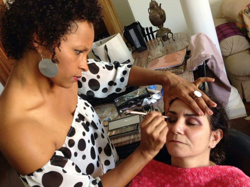 Conheça Jana Flor: maquiadora que ajuda a contar histórias realçando traços 3 JanaflorcomMarcinhafoto Natalia Lopes2