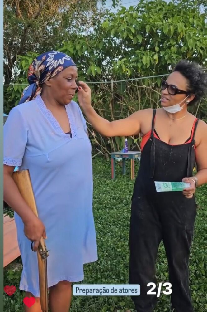 Conheça Jana Flor: maquiadora que ajuda a contar histórias realçando traços 2 Janaflorpreparandoatoresfoto Natalia Lopes1