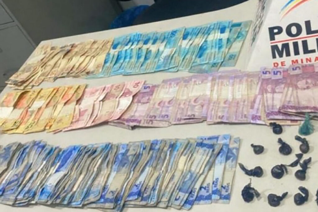 Foragido da Justiça é encontrado com dinheiro, drogas e munição 1 apreensao drogas sao vicente minas by pm