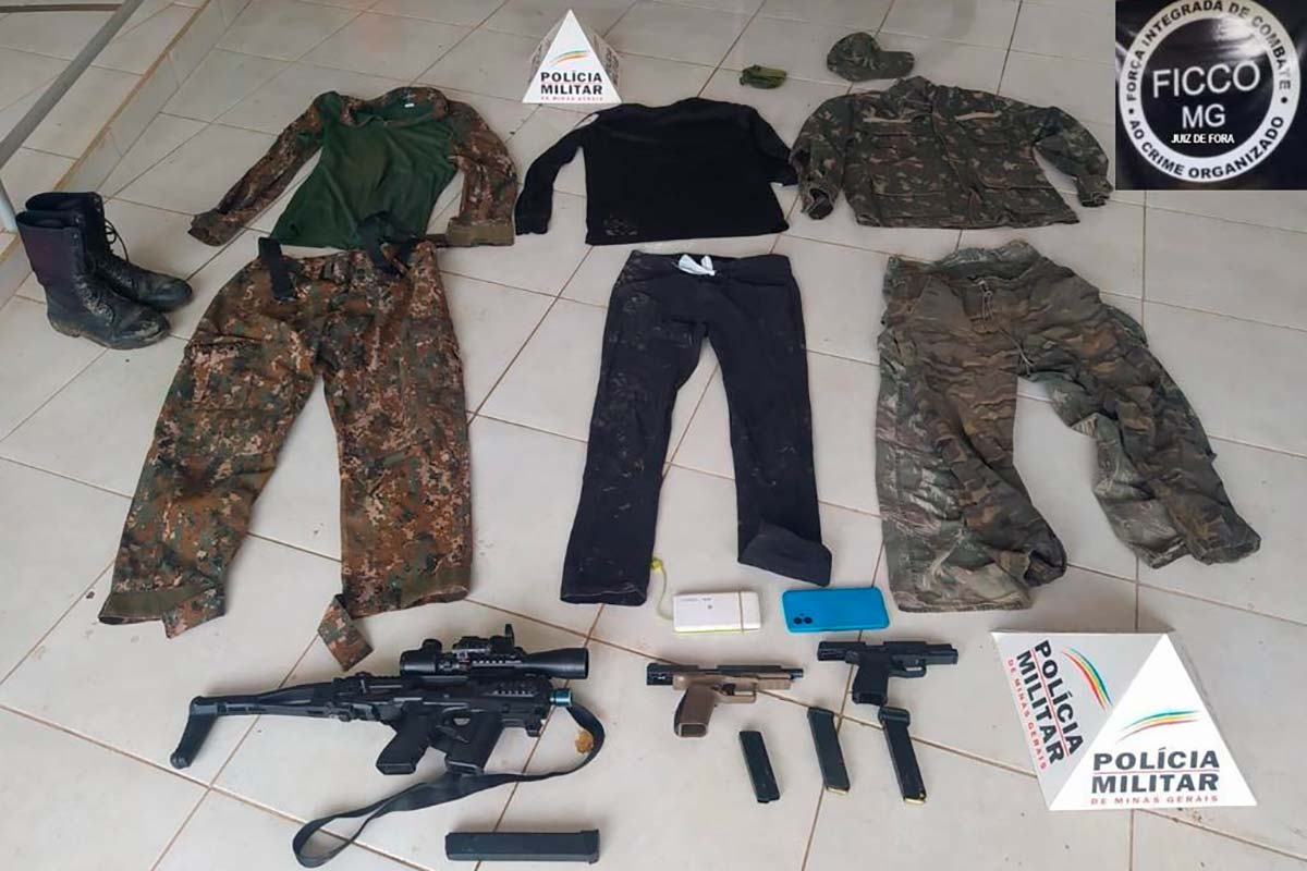 Artefato que transforma pistola em metralhadora é apreendido com supostos membros de facção criminosa 1 artefato pistola metralhadora sao vicente de minas foto pm 2