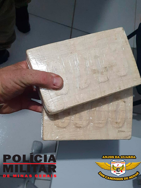 Droga avaliada em R$ 100 mil é apreendida escondida em veículo 1 Droga avaliada em R$ 100 mil é apreendida na Zona da Mata