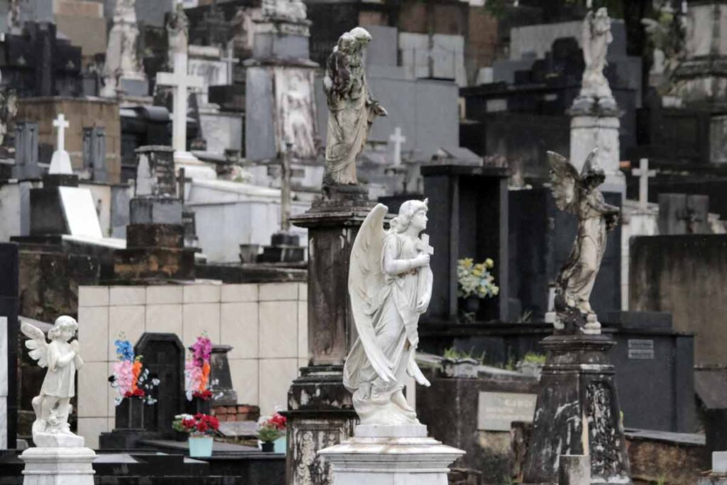 Dia de Finados é vivenciado de maneiras plurais por pessoas de diferentes crenças 3 finados cemiterio leonardo costa