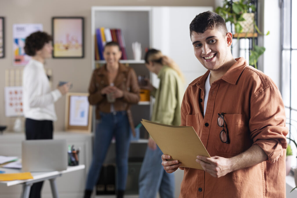 Os desafios da transição da sala de aula para o mundo profissional 2 homem sorridente no trabalho plano medio