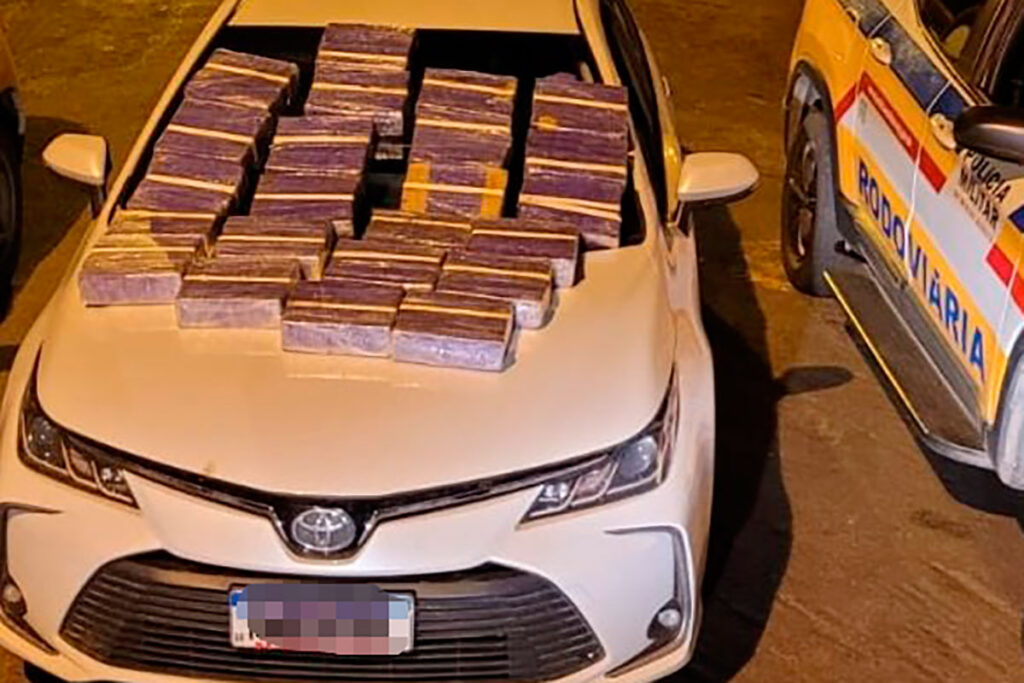 Homem é preso com 150 kg de maconha e oferece arma como suborno a policiais 1 maconha rio pomba by pmr