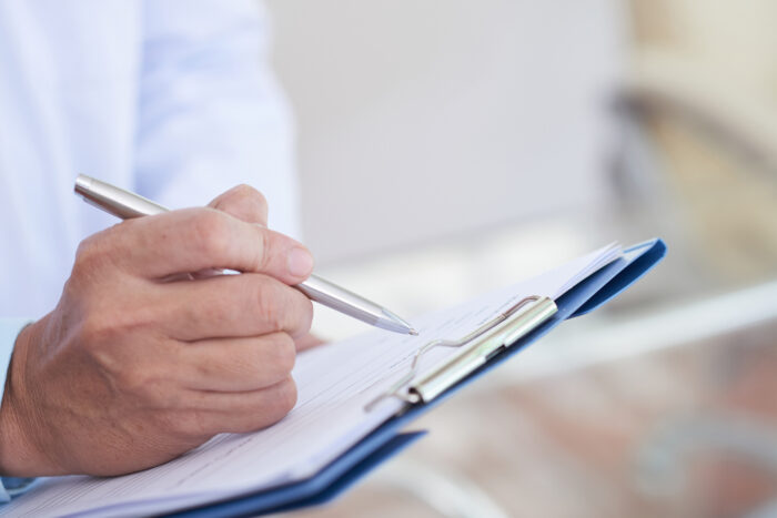 Aplicativo Receita Saúde passa a ser obrigatório 1 medico escrevendo uma receita