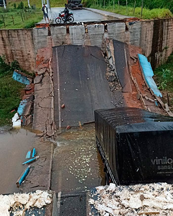 Ponte desaba durante passagem de carreta em Mercês 1 ponte merces by bombeiros editada interna