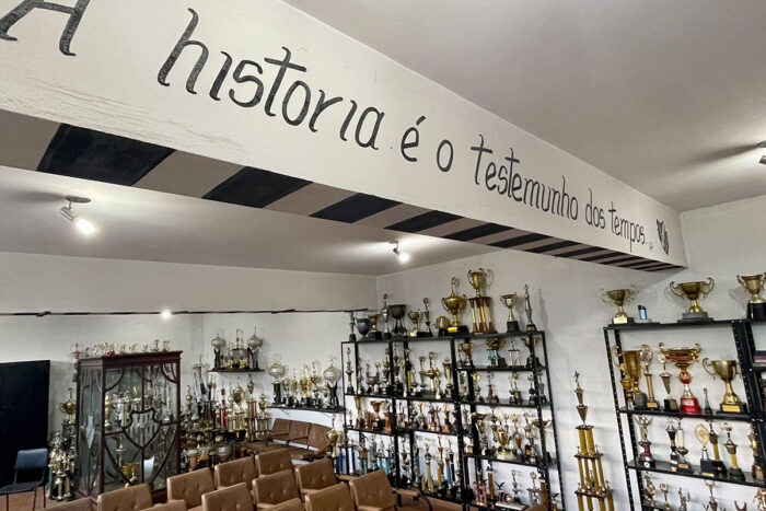 Furtados, troféus do Tupi seguem longe da sede social do clube 1 sala trofeu tupi by couri