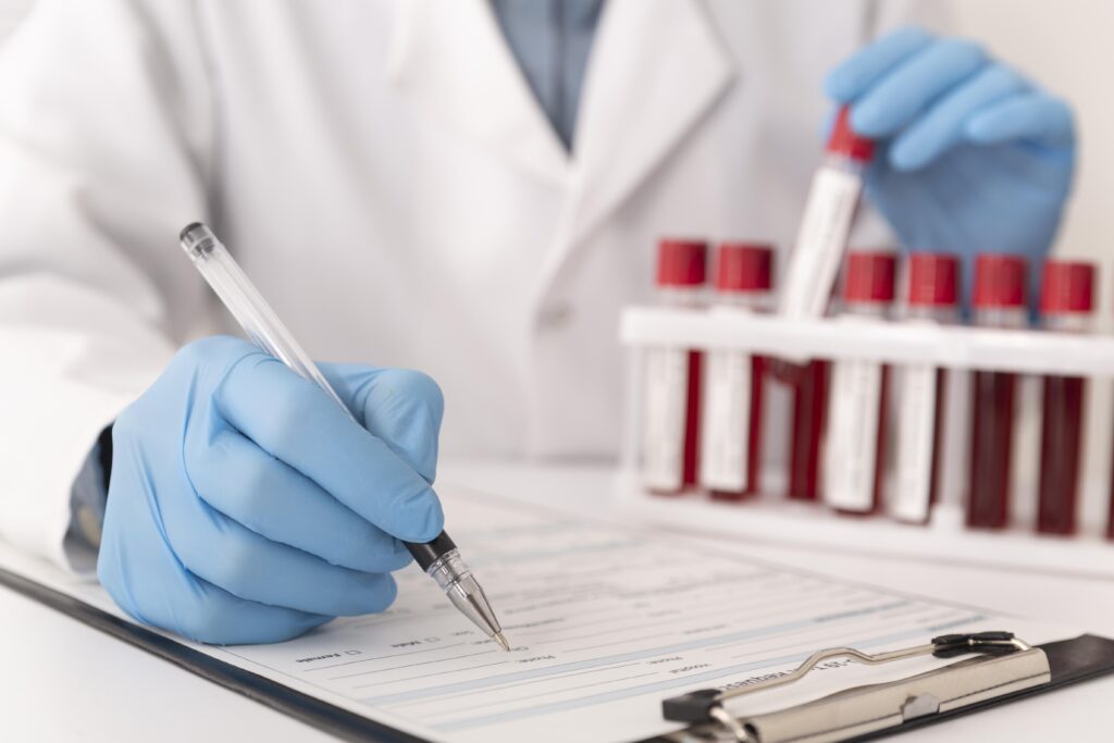 Laboratório é condenado a pagar indenização por falso positivo em exame 1 sortimento-de-amostras-de-sangue-de-coronavirus-em-laboratorio